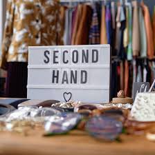 Prendas y accesorios de segunda mano.