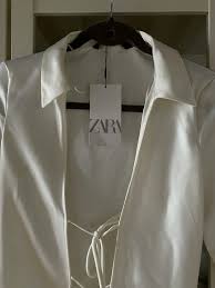 Blusa blanca de Zara.