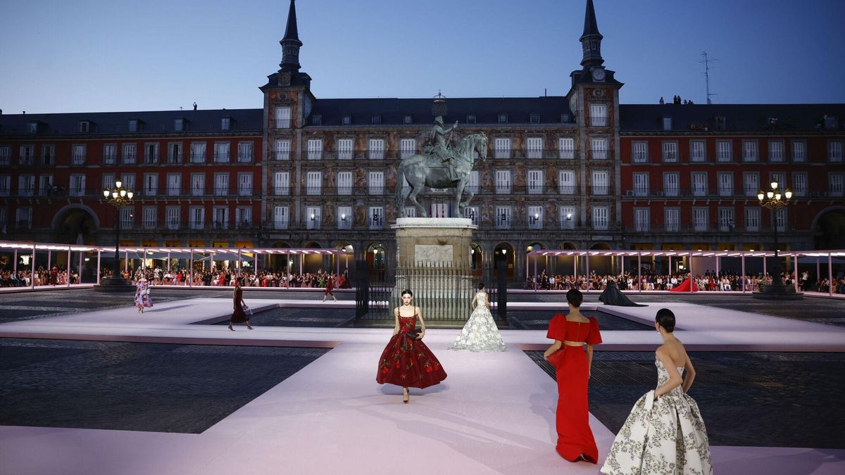 Desfile de Carolina Herrera, primavera/verano 2026 en la Plaza Mayor de Madrid, España.