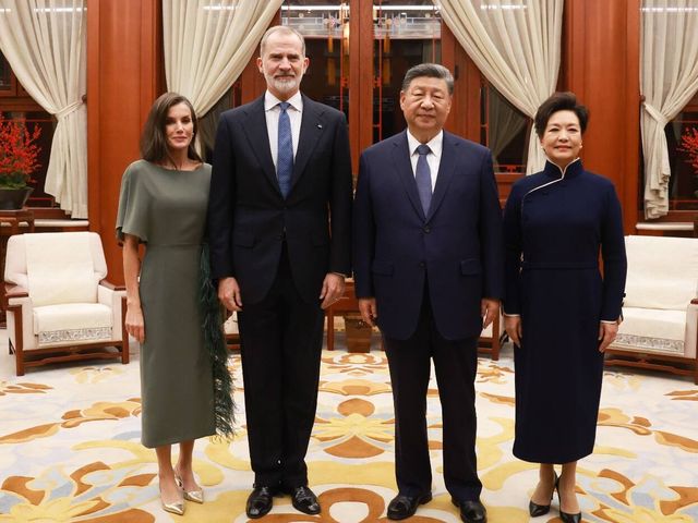 Cena privada ofrecida a  Felipe VI y Letizia por el presidente Xi Jinping y su esposa, Peng Lyuan, en el complejo gubernamental de Zhongnanhai, residencia oficial del matrimonio.