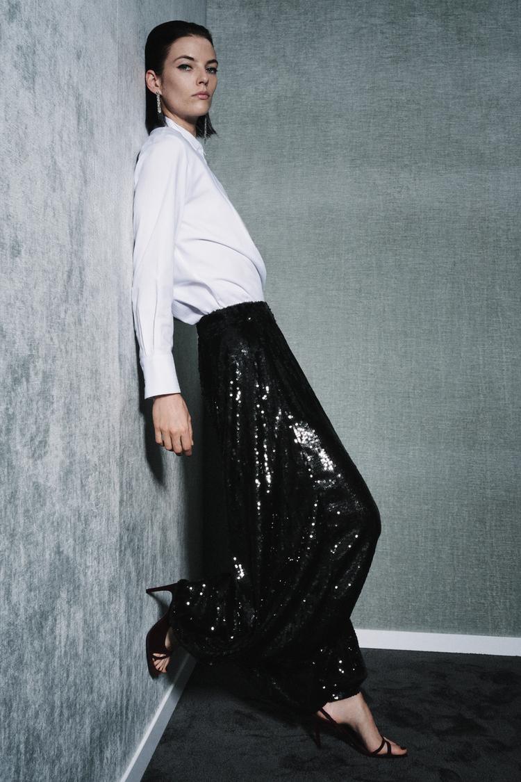 Zara. pantalón bombacho de lentejuelas con blusa blanca. Colección Otoño/Invierno 2025