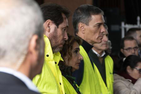 Presidente del Gobierno, Pedro Sánchez, la vicepresidenta, Mª Jesús Montero, y el ministro de Transportes, Oscar Puente. En Adamuz. 