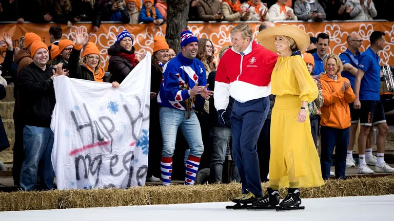 Los reyes de Holanda, Guillermo y Máxima patinando en la celebración del día del rey. 