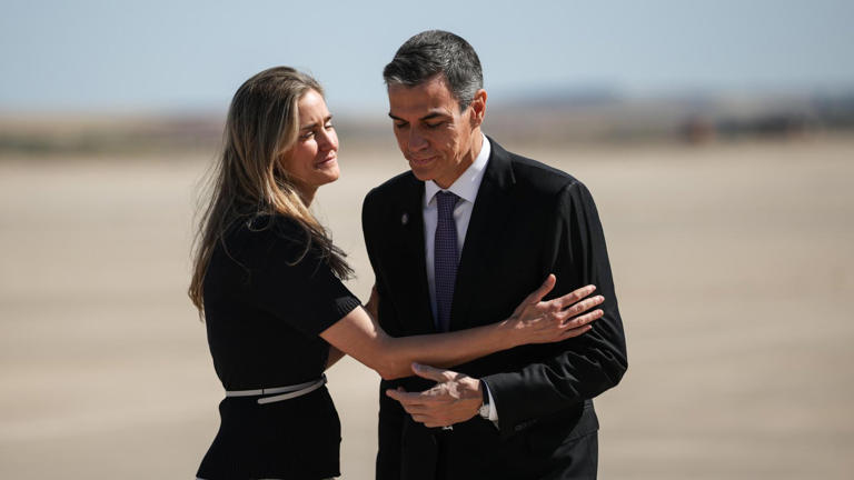 El presidente del Gobierno de España, Pedro Sánchez y la vicepresidenta tercera, Sara Aagesen en Torrejón de Ardoz.