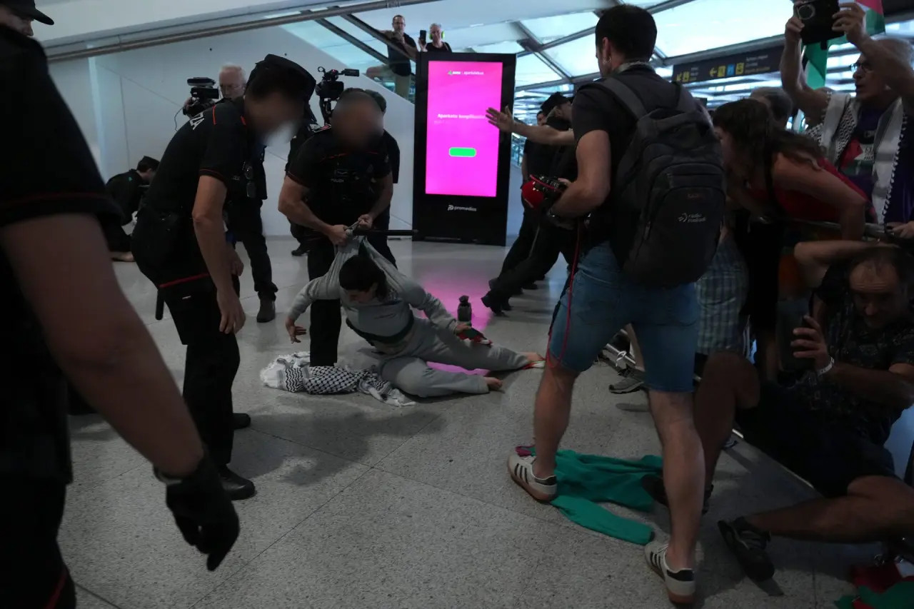 Imágenes de la llegada de la flotilla al aeropuerto de Bilbao.