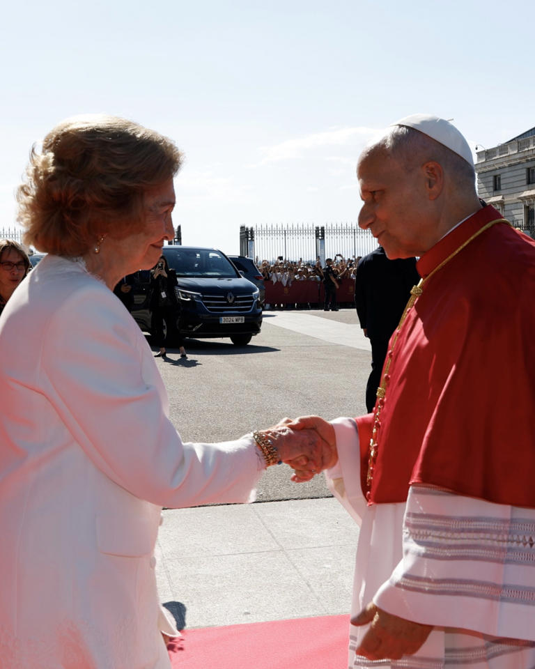 La reina emérita, Sofia con el Papa, León XIV a su llegada a la Nunciatura