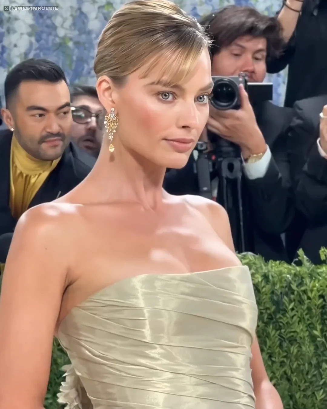 Margot Robbie luce un cuello perfecto.