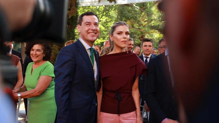 Presidente de Andalucía, Juanma Moreno y su esposa, Manuela Villena el día de su investidura