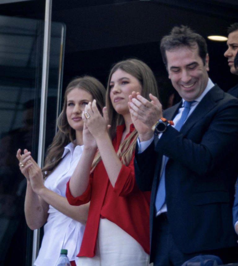 La princesa, Leonor, la infanta Sofía, y el ministro de Economía, Carlos Cuerpo en la final del Mundial 2026