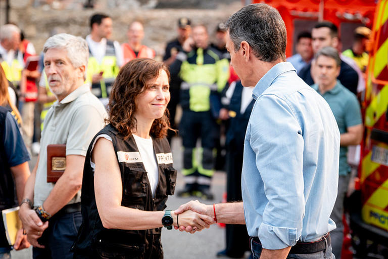 La presidenta de la Comunidad de Madrid, Isabel Díaz Ayuso saluda al presidente del Gobierno, Pedro Sánchez en presencia del ministro de Interior, Fernando Grande-Marlaska