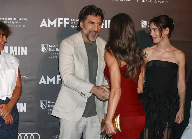 Letizia saluda a Javier Bardem y Victoria Luengo en la Atlántida Mallorca Film Festival.