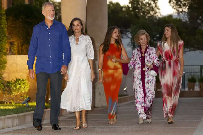 Felipe Vi, Letizia, princesa Leonor, reina emérita, Sofía, y la infanta, Sofía.