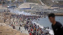 Playa de Ceuta sin turistas y con inmigrantes.